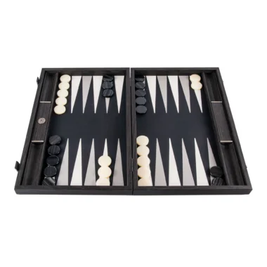 Backgammon-Set aus schwarzem Kunstleder geöffnet mit weißen und schwarzen Steinen