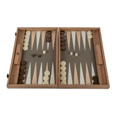 Geöffnetes Backgammon-Set, Spielfeld aus Krokodil-Kunstleder in Graubeige und Sand