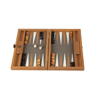 Reise-Backgammon-Set geöffnet, mit Holzsteinen und Würfeln