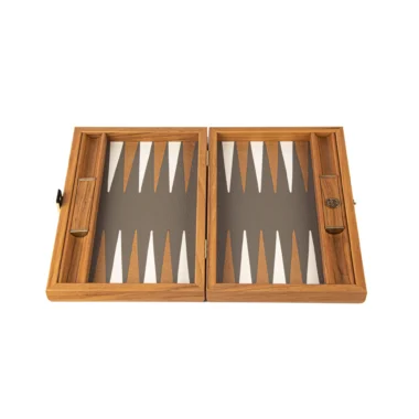 Reise-Backgammon-Set von vorne geöffnet, Brett ohne Steine