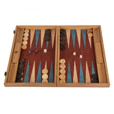 Backgammon aus rotem Kork geöffnet, Spielsteine aus Eichenholz und Würfel