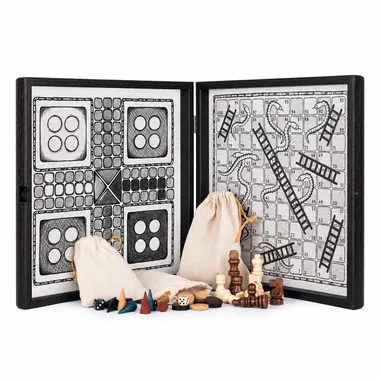 Geöffnetes Set mit Schach, Backgammon, Ludo und Schlangen samt Figuren und Beuteln