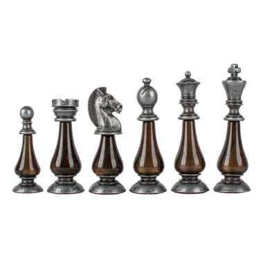 Schachfiguren aus braunem und silbernem Zinn, patinierte Oberfläche, nach Größe aufgereiht