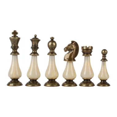 Schachfiguren aus Messing und Perlmutt, König, Dame, Springer und Bauern aufgereiht