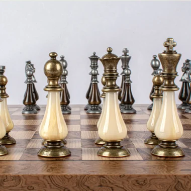 Schachfiguren aus Messing und Zinn mit Perlmutt-Elementen, Vorderansicht