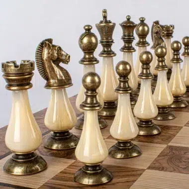 Figuren aus goldfarbenem Messing und weißem Perlmutt mit detailliertem Springer