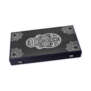 Geschlossenes Backgammon-Set mit graviertem Día de los Muertos Totenkopfmotiv auf dem Deckel