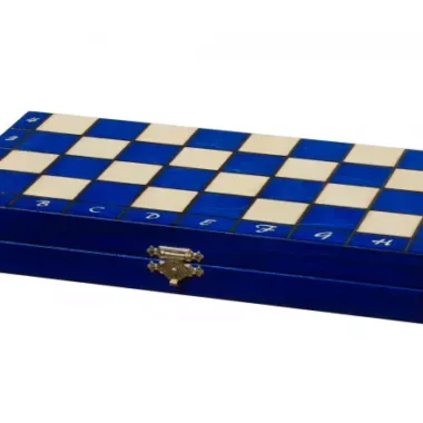 Geschlossene Box in Form eines blau-elfenbeinfarbenen Schachbretts mit sichtbarem goldenem Verschluss