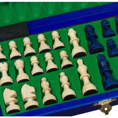 Geöffnete Box mit blauen und elfenbeinfarbenen Figuren in ihrem Fach
