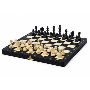 Magnetisches Schachspiel aus schwarzem Holz, aufgeklapptes Brett mit aufgestellten Figuren