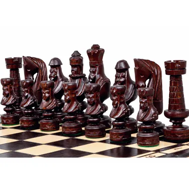 Schachfiguren César II, Detail der geschnitzten Figuren aus dunklem Holz
