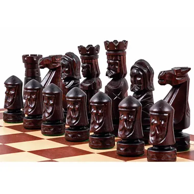Dunkle Schachfiguren des Château II Schachspiels mit geschnitzten Gesichtern