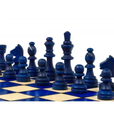 Blaue Schachfiguren in Nahaufnahme auf dem zweifarbigen Schachbrett