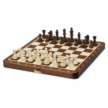 Klappbares magnetisches Schachspiel geöffnet, Holzfiguren auf dem Schachbrett