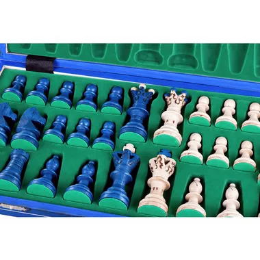 Blaue und elfenbeinfarbene Schachfiguren in grüner Aufbewahrungsbox verstaut