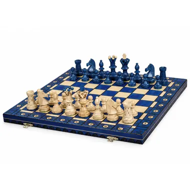 Schachspiel aus blauem und elfenbeinfarbenem Holz auf aufgeklapptem Schachbrett