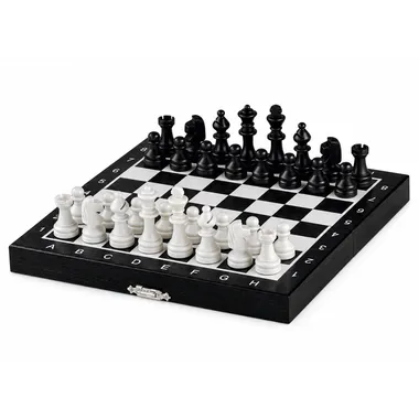 Mini-Schachspiel aus schwarzem und weißem Holz, geöffnet mit aufgestellten Figuren