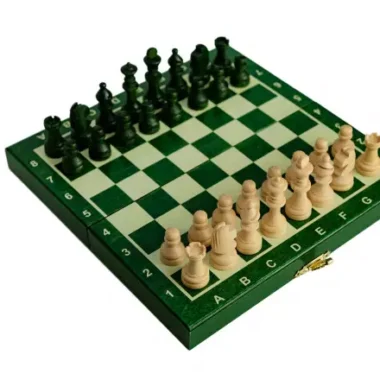 Magnetisches Mini-Holzschachspiel in Grün, aufgeklapptes Brett mit aufgestellten Figuren