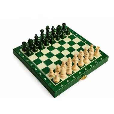 Magnetisches Mini-Holzschachspiel in Grün, aufgeklapptes Brett mit aufgestellten Figuren