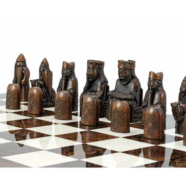 Figuren der Lewis-Schachfiguren-Reproduktion aufgereiht, Detail der braunen Schnitzereien