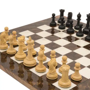 Luxus-Schachspiel aus Ebenholz aufgestellt auf einem Schachbrett aus Nussbaumwurzel