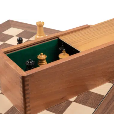 Geöffnete Nussbaum-Box mit auf grünem Filz verstauten Figuren