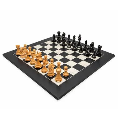 Komplettes Schachspiel schwarz-weiß, Figuren in Ausgangsstellung auf dem Brett