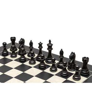 Ebonisierte schwarze Schachfiguren aufgereiht auf dem Schachbrett aus Ahornholz