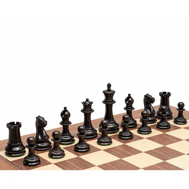 Schwarze Schachfiguren des Staunton 1851 Sets aufgereiht auf dem Schachbrett