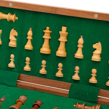 Details der weißen Figuren eines Schachspiels aus Holz - Le Palais Des Echecs