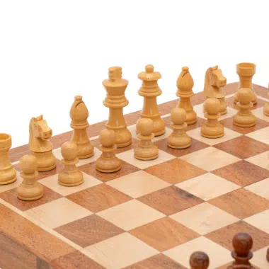 Schachbrett mit weißen Figuren, spielbereit - Le Palais Des Echecs