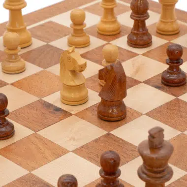 Zwei Springer auf einem Schachbrett in strategischer Aktion - Le Palais Des Echecs