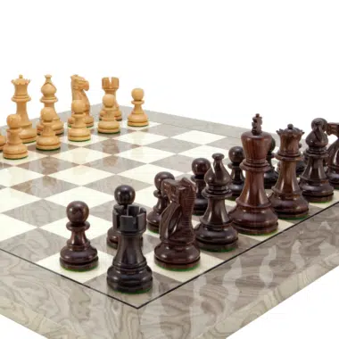 Vue du jeu d'échecs avec pièces claires et foncées bien alignées - Le Palais Des Echecs
