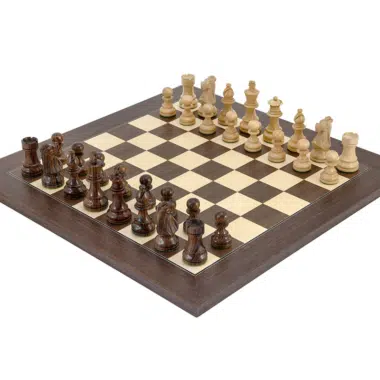 Jeu d'échecs Cavalier Français Palissandre Mongoy sous un angle en perspective - Le Palais Des Echecs