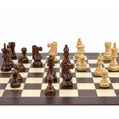 Nahansicht des Schachspiels Cavalier Français mit Figuren aus Palisander und Elfenbein - Le Palais Des Echecs
