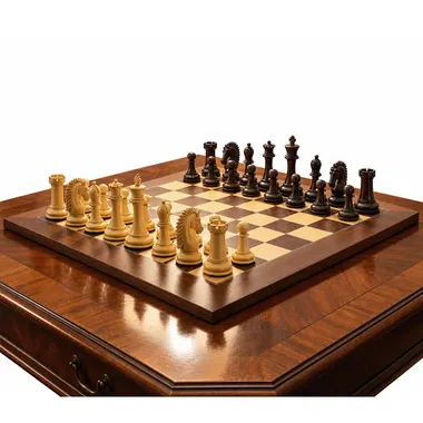 Ein Schachspiel Sheffield Knight Palisander in warmer, eleganter Atmosphäre