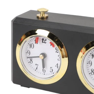 Analoge mechanische Retro-Schachuhr, Nahaufnahme des linken Zifferblatts