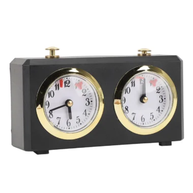 Analoge mechanische Retro-Schachuhr, Gesamtansicht beider Zifferblätter