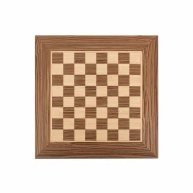 Vue aérienne de l'échiquier en bois d'olivier et wengé, un accessoire de jeu raffiné