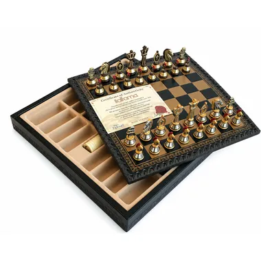 Geöffnetes Schachkästchen mit Spielfläche aus schwarzem Kunstleder und innerem Stauraum für die römischen Figuren