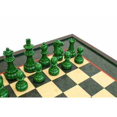 Nahaufnahme der grün glänzend lackierten Schachfiguren mit König von 7,6 cm