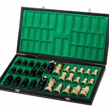Geöffnete Schachbox Ambassador Schwarz Luxe mit eleganten Figuren - Le Palais Des Echecs