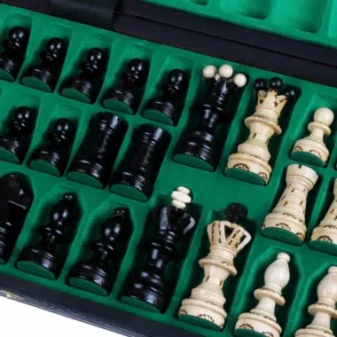 Geöffnete Schachbox mit sorgfältig verstauten Figuren - Le Palais Des Echecs
