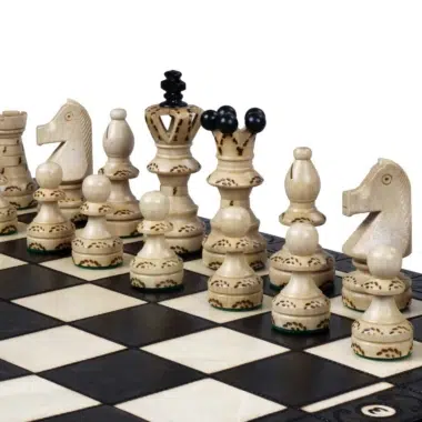 Schachspiel mit hellen Figuren auf klassischem Holzbrett - Le Palais Des Echecs