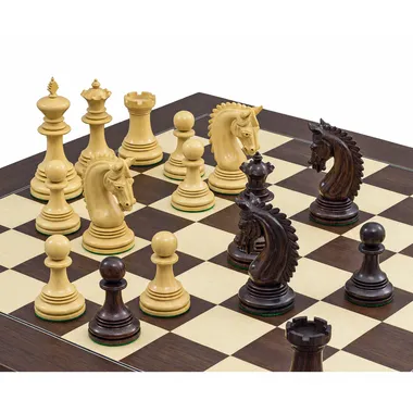 Laufende Partie mit weißen und schwarzen Figuren auf dem Schachspiel Lemington - Le Palais Des Echecs